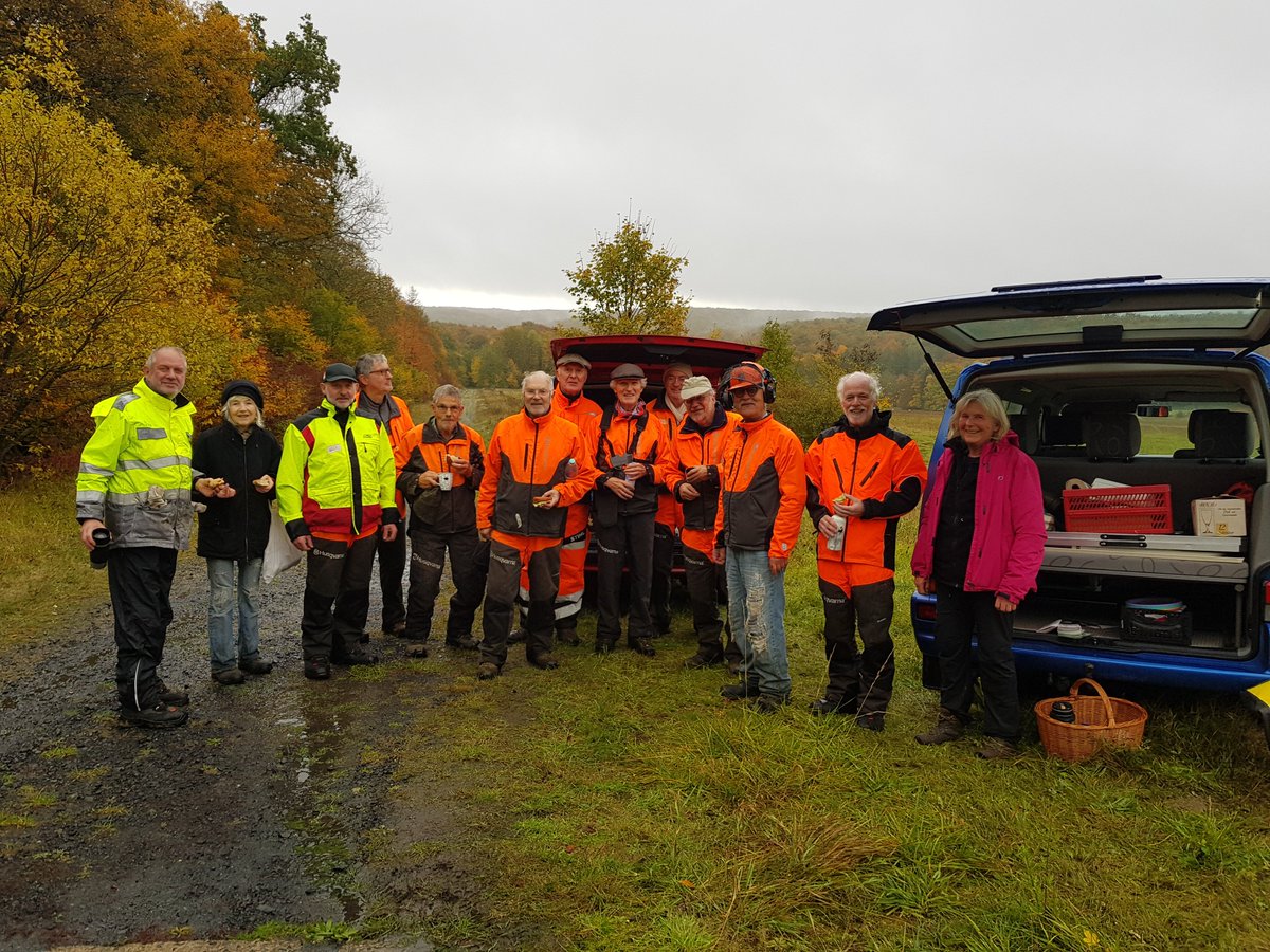 +++ Pflegeeinsatz Kerstlingeröder Feld +++

Wieder einmal riesige Beteiligung am praktischen Naturschutz! 🥳

Rund 40 Aktive von BSG, BUND &amp; RüRiG haben artenreiche Kalkmagerrasen im NSG Kerstlingeröder Feld vor den Toren der Stadt #Göttingen gepflegt! 💪🪚🪓
