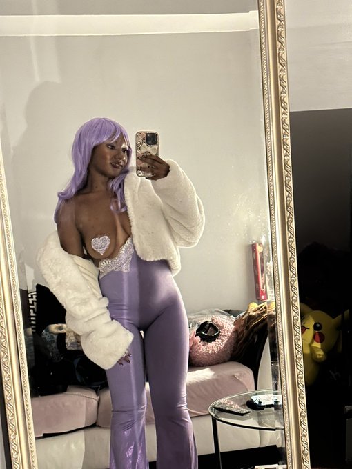 lil kim did not take home the prize at the costume contest tn but thats ok her legacy from the crown&rsquo;s<a href="/tag/28daysofblackcosplay"class="tags"><span>#28daysofblackcosplay</span></a>