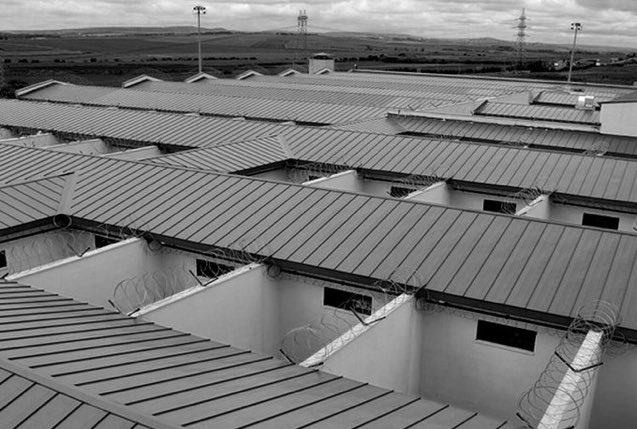 İşte bu tel örgülü küçük odacıklar,
gökyüzünü görebileceğiniz tek pencere!
Masum insanların hürriyetine ipotek koymak en büyük insan hakkı gasbı.
Allah bu gasbı yapanları Cehennem zindanlarından çıkarmasın!