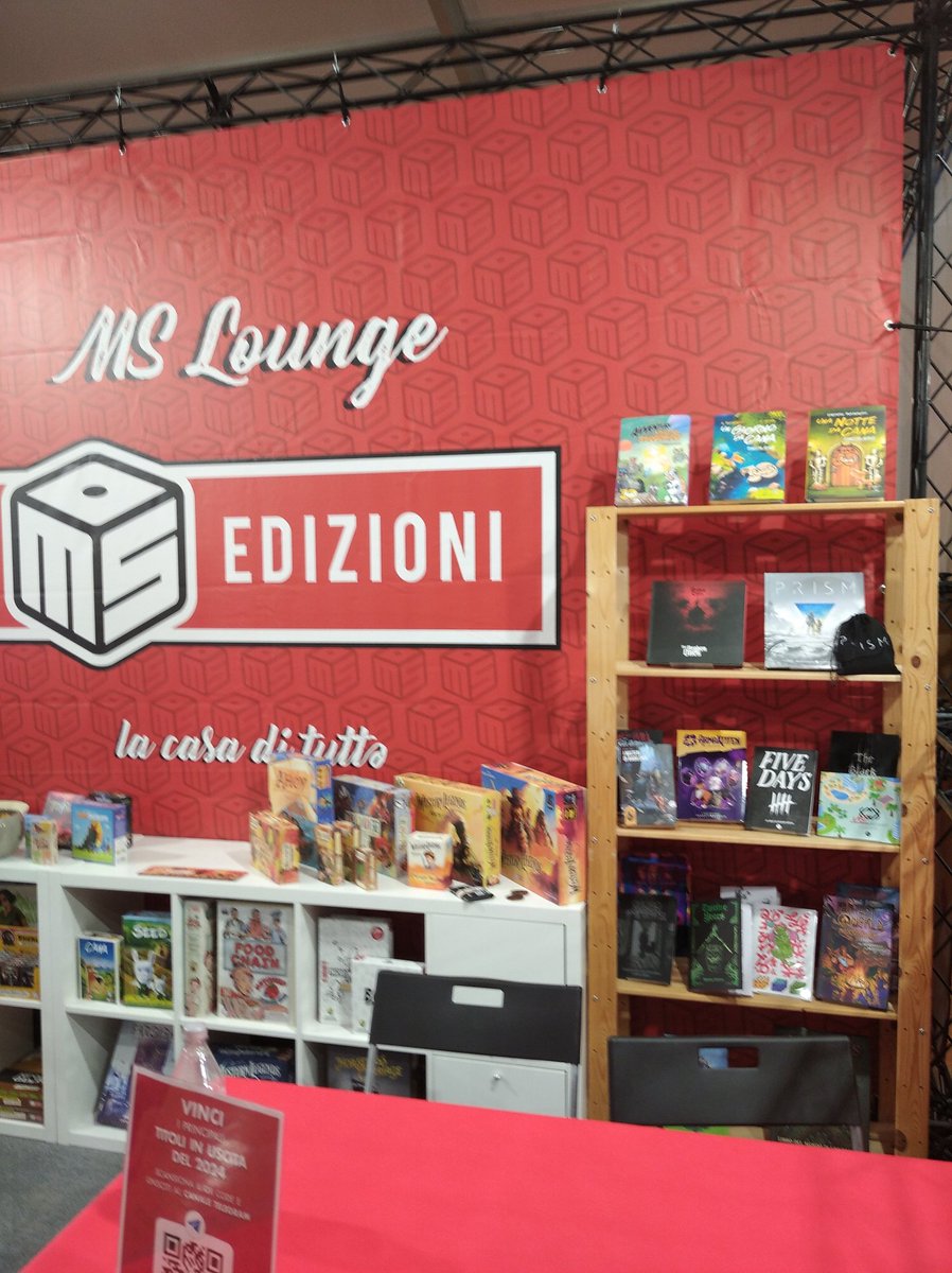 BlasiCapitano's tweet photo. @tartaro7 
Tarta, glabra testuggine, mi compiaccio: vedo che occupi lo scaffale più alto! 😊
#LuccaComics #LuccaGames https://t.co/7zliLCmfV2