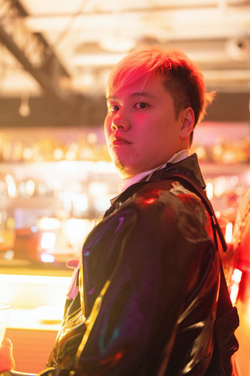 微醺時
全身像夜半發光的燈塔每揮一次手
都可以收拾一場春雨
#小酌