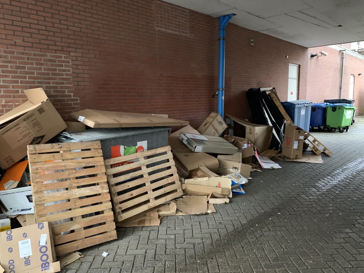 ⁦@Handhavers_HLMR⁩; ⁦<a href="/haarlemmermeer/">Haarlemmermeer</a>⁩ Dit is nu al twee weken, wordt het ooit nog opgeruimd of is dit het nieuwe normaal?
