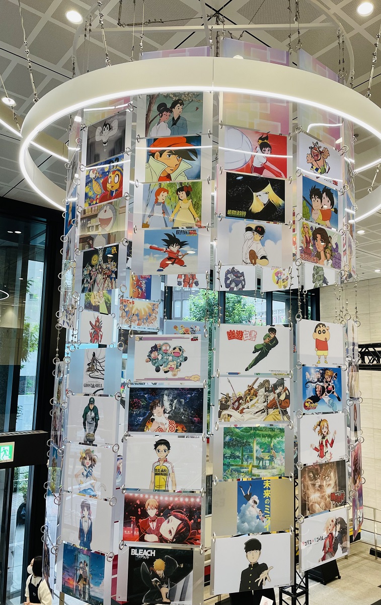 1Fでは約120作品の名場面やキャラクターで構成されたシンボルオブジェ