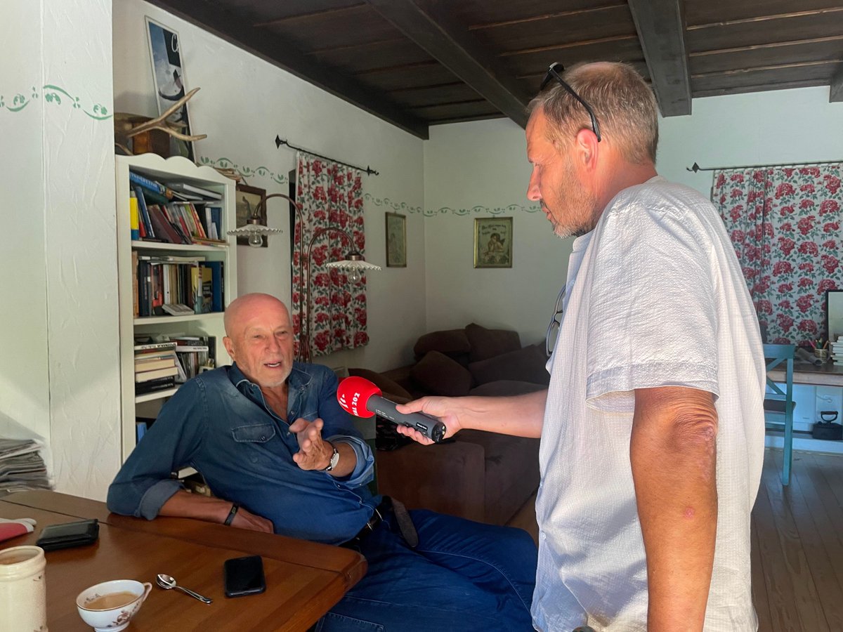 Beltinci in Bistrica. Kraja v Prekmurju, ki sta zaznamovala življenje in delo Vlada Kreslina.

<a href="/TviterusaMarusa/">Maruša Kerec</a> &amp; <a href="/andrejkaroli/">andrej karoli</a> med ljudmi, ki se jih človek razveseli.

1. epizoda podkasta VLADO v vseh aplikacijah za podkaste 📲
val202.rtvslo.si/podkast/vlado/…