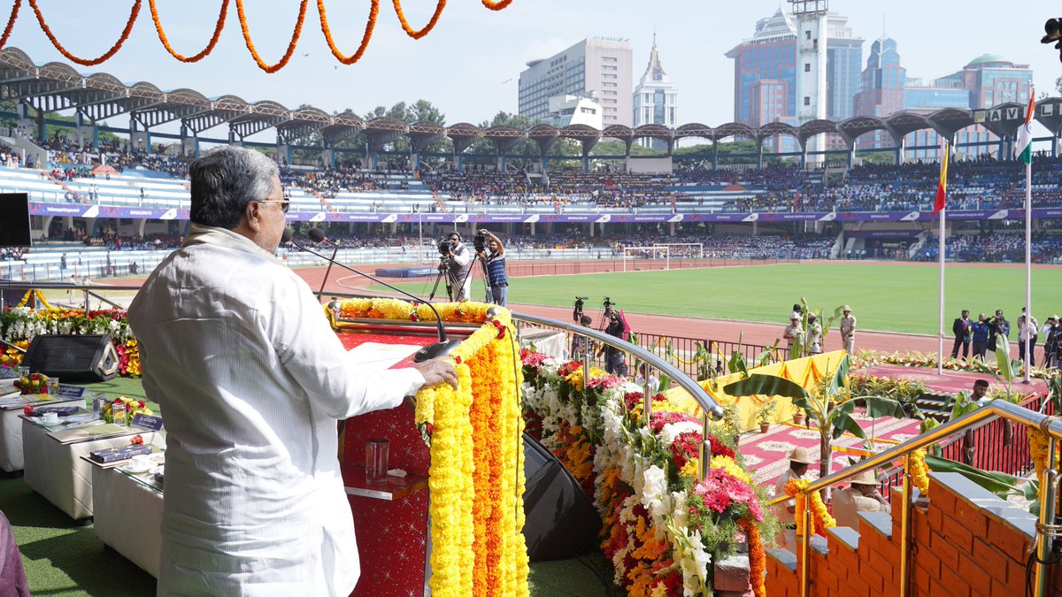 CMofKarnataka's tweet photo. ಇಂದಿನಿಂದ ಎಲ್ಲಾ ಸರ್ಕಾರಿ ಶಾಲೆಗಳಿಗೆ ಉಚಿತ ನೀರು ಮತ್ತು ವಿದ್ಯುತ್ ನೀಡಲಾಗುವುದು. ಕನ್ನಡಿಗರನ್ನು ಆರ್ಥಿಕವಾಗಿ, ಸಾಮಾಜಿಕವಾಗಿ ಶಕ್ತಿಶಾಲಿಗಳನ್ನಾಗಿ ಮಾಡುವ ಜತೆಗೆ ಶಿಕ್ಷಣದ ಗುಣಮಟ್ಟ ಹೆಚ್ಚಿಸುವ, ಕನ್ನಡ ಶಾಲೆಗಳ ಮೂಲಭೂತ ಸವಲತ್ತುಗಳನ್ನು ಹೆಚ್ಚಿಸಲು ನಮ್ಮ ಸರ್ಕಾರ ನಿರಂತರವಾಗಿ ಶ್ರಮಿಸುತ್ತಿದೆ. 

ದೇವರಾಜು ಅರಸು ಅವರು ಮೈಸೂರು ರಾಜ್ಯಕ್ಕೆ ಕರ್ನಾಟಕ ಎಂದು ಹೆಸರಿಟ್ಟು 50 ವರ್ಷಗಳು ತುಂಬಿವೆ. ಕನ್ನಡದಲ್ಲೇ ವ್ಯವಹರಿಸುವ ಪ್ರತಿಜ್ಞೆಯನ್ನು ನಾವು ಮಾಡುವ ಮೂಲಕ ನಮ್ಮ ತಾಯ್ನೆಲದ ಋಣ ತೀರಿಸುವ ಕೆಲಸ ಮಾಡೋಣ. ಇಲ್ಲಿ ವಾಸ ಮಾಡುವ ಪ್ರತಿಯೊಬ್ಬರೂ ಕನ್ನಡದ ವಾತಾವರಣವನ್ನು ಸೃಷ್ಟಿಸಬೇಕು, ಸಂಭ್ರಮಿಸಬೇಕು. 2/4
- ಮುಖ್ಯಮಂತ್ರಿ @siddaramaiah

#ಕನ್ನಡರಾಜ್ಯೋತ್ಸವ
