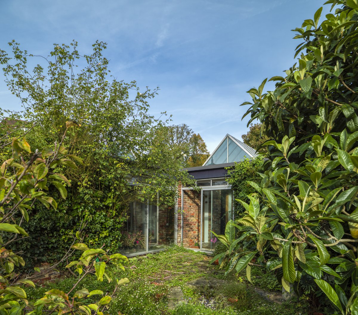 A unique 1970s house in Camden, London has been listed at Grade II. ✨

34 Belsize Lane was designed by architect Georgie Wolton as a home and studio for herself and her family. She made an important contribution to post-war Modernism in England.

➡️ bit.ly/34BelsizeLane