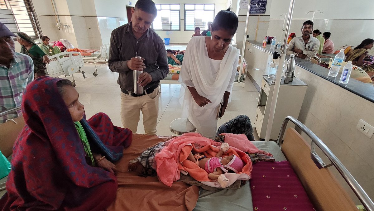 SBCCSk's tweet image. આજરોજ DPHN, DIECO અને DSBCC દ્વારા GMERS મેડિકલ કોલેજ ખાતે 2હાઈરિસ્ક PNCની મુલાકાત કરી રસીકરણ, લેચિંગ, #KMC વિષે સમજ આપી, PNCના સેજાના #CHO અને #FHW ને જાણ કરવામાં આવી #IECSBCCGUJARAT @GujHFWDept @NHMGujarat @CollectorSK @sabarkanthadp @OfficerIec @CdhoSabarkantha @DrDedhrotiya