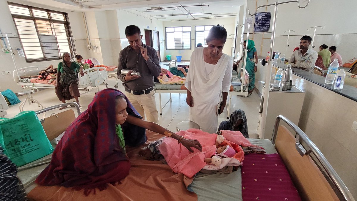 SBCCSk's tweet image. આજરોજ DPHN, DIECO અને DSBCC દ્વારા GMERS મેડિકલ કોલેજ ખાતે 2હાઈરિસ્ક PNCની મુલાકાત કરી રસીકરણ, લેચિંગ, #KMC વિષે સમજ આપી, PNCના સેજાના #CHO અને #FHW ને જાણ કરવામાં આવી #IECSBCCGUJARAT @GujHFWDept @NHMGujarat @CollectorSK @sabarkanthadp @OfficerIec @CdhoSabarkantha @DrDedhrotiya