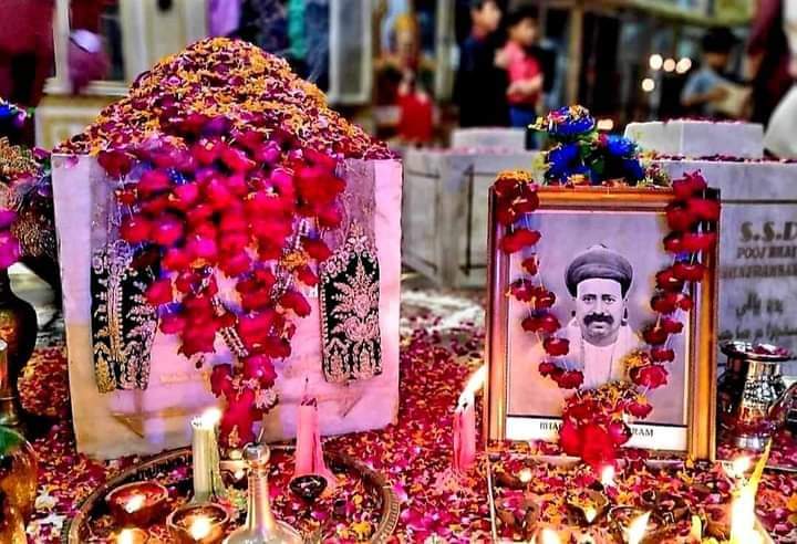 imAsgharSindhi's tweet photo. "ڀڳت ڪنور رام جي سيني ۾ لڳل گولي سنڌ ۾  پهرين مذھبي انتها پسندي ڏانهن وک هئي" 
انکان پوءِ صوفين، درويشن، سنتن ۽ ولين جي  سنڌ مان امن ۽ محبت جو پکي اڏامي ويو..

01 نومبر ڀڳت ڪنور رام جي شھادت جو ڏينھن آھي کيس ھڪ متعصب پير جي ٻن جنوني پوئلڳن رُڪ اسٽيشن تي شھيد ڪيو ھو.
© https://t.co/SvOPN7gyBs
