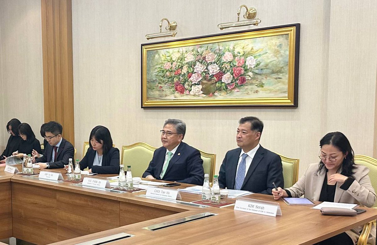Great pleasure to meet with my dear colleague, 🇰🇷's Minister of Foreign Affairs H.E. @FMParkJin in #Ashgabad. We exchanged views on the further strengthening of cooperation and friendship between our countries in all spheres, collaboration within the framework of the Republic of…