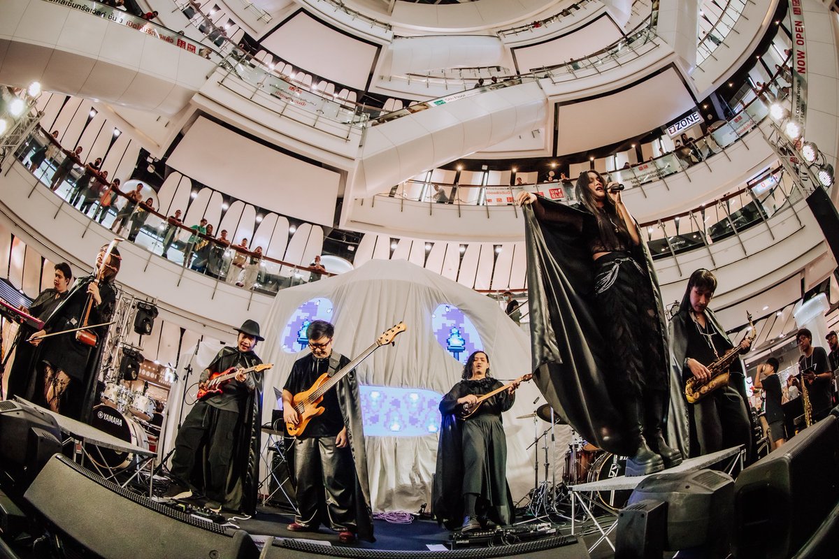 asia7band's tweet photo. กลับมาเจอกันในรอบเดือน สนุกมาก ✨❤️
ขอบคุณ CentralWorld ขอบคุณ GeneLab ที่ให้ ASIA7 เป็นส่วนหนึ่งของ Halloween นี้ ที่สำคัญที่สุด ขอขอบคุณกำลังใจจากผู้ชมทุก ๆ คนในงานด้วยอะ ❤️
Photo by #RQ777
#ASIA7 #GeneLabLIVEHalloween #GeneLab #centralwOrld #CTWMusicCommunity https://t.co/8XtOlnWPHn