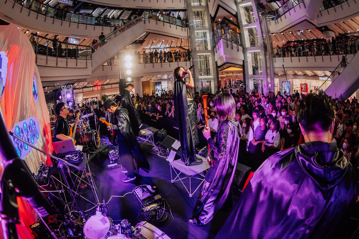 asia7band's tweet photo. กลับมาเจอกันในรอบเดือน สนุกมาก ✨❤️
ขอบคุณ CentralWorld ขอบคุณ GeneLab ที่ให้ ASIA7 เป็นส่วนหนึ่งของ Halloween นี้ ที่สำคัญที่สุด ขอขอบคุณกำลังใจจากผู้ชมทุก ๆ คนในงานด้วยอะ ❤️
Photo by #RQ777
#ASIA7 #GeneLabLIVEHalloween #GeneLab #centralwOrld #CTWMusicCommunity https://t.co/8XtOlnWPHn