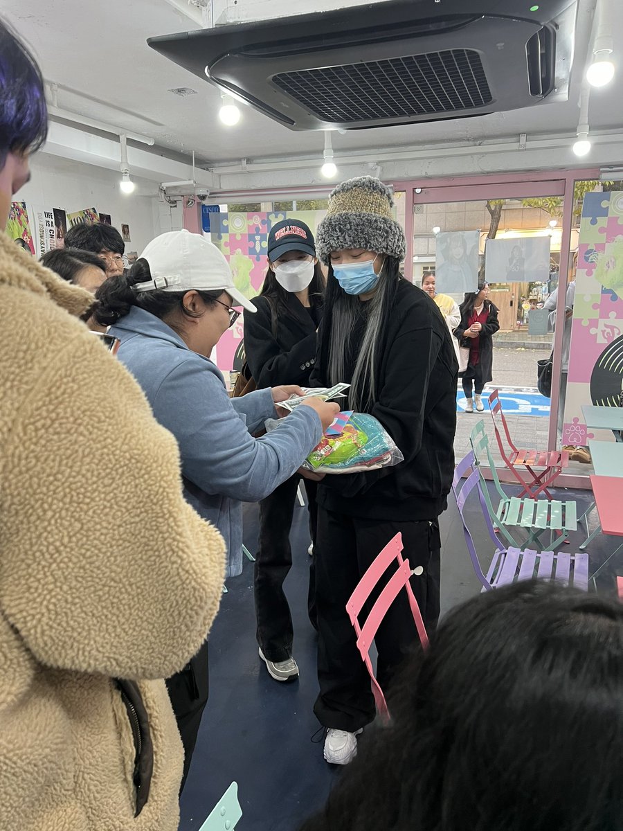 #HAPPYJEONGYEONDAY 😍🥰😘 saw jeongyeon today @fallingdessert receiving gifts from ONCES 🥰🥰 she so gorgeous! 🥰🩵😘🫶🏼