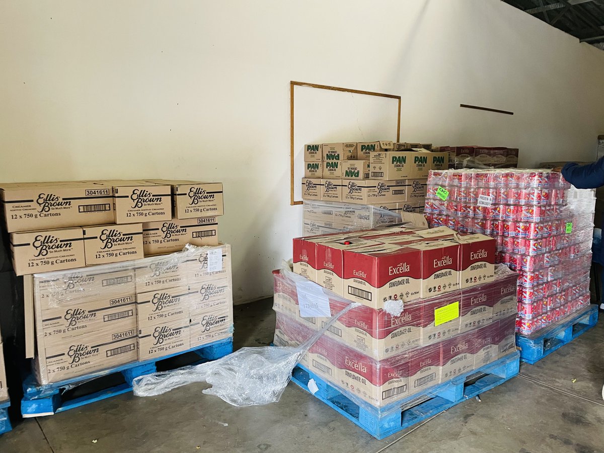 CliffordChuene's tweet photo. The EFFSC President &amp; Secretary of University of Limpopo SRC today welcoming the Food Parcels for students whom are suffering from the brutal system of NSFAS and the corrupt government. In the EFF we are taught to always have a way no matter what🍃

#2024IsOur1994 https://t.co/UJPrH99jVi