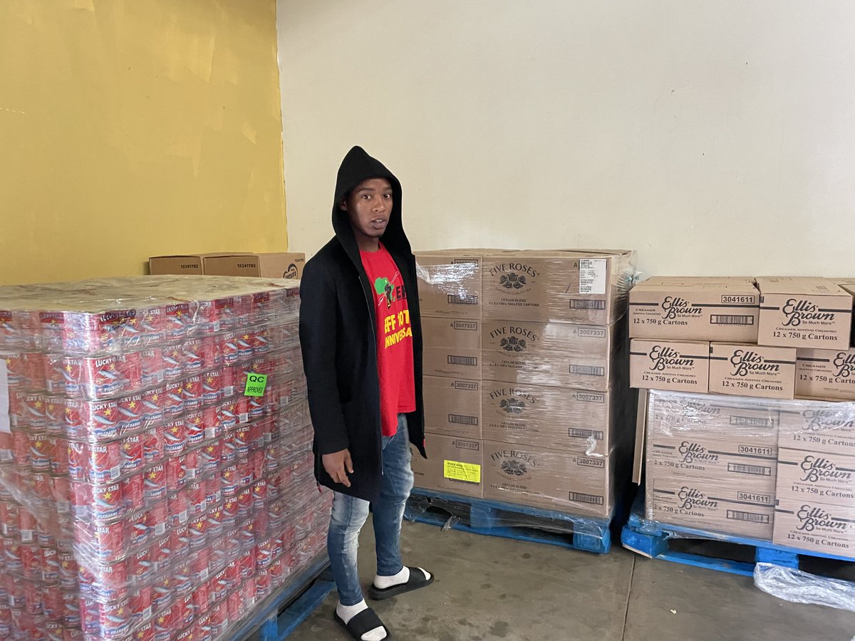 CliffordChuene's tweet photo. The EFFSC President &amp; Secretary of University of Limpopo SRC today welcoming the Food Parcels for students whom are suffering from the brutal system of NSFAS and the corrupt government. In the EFF we are taught to always have a way no matter what🍃

#2024IsOur1994 https://t.co/UJPrH99jVi