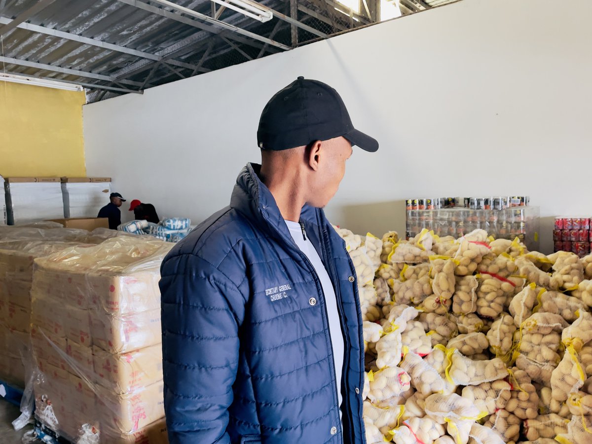 CliffordChuene's tweet photo. The EFFSC President &amp; Secretary of University of Limpopo SRC today welcoming the Food Parcels for students whom are suffering from the brutal system of NSFAS and the corrupt government. In the EFF we are taught to always have a way no matter what🍃

#2024IsOur1994 https://t.co/UJPrH99jVi