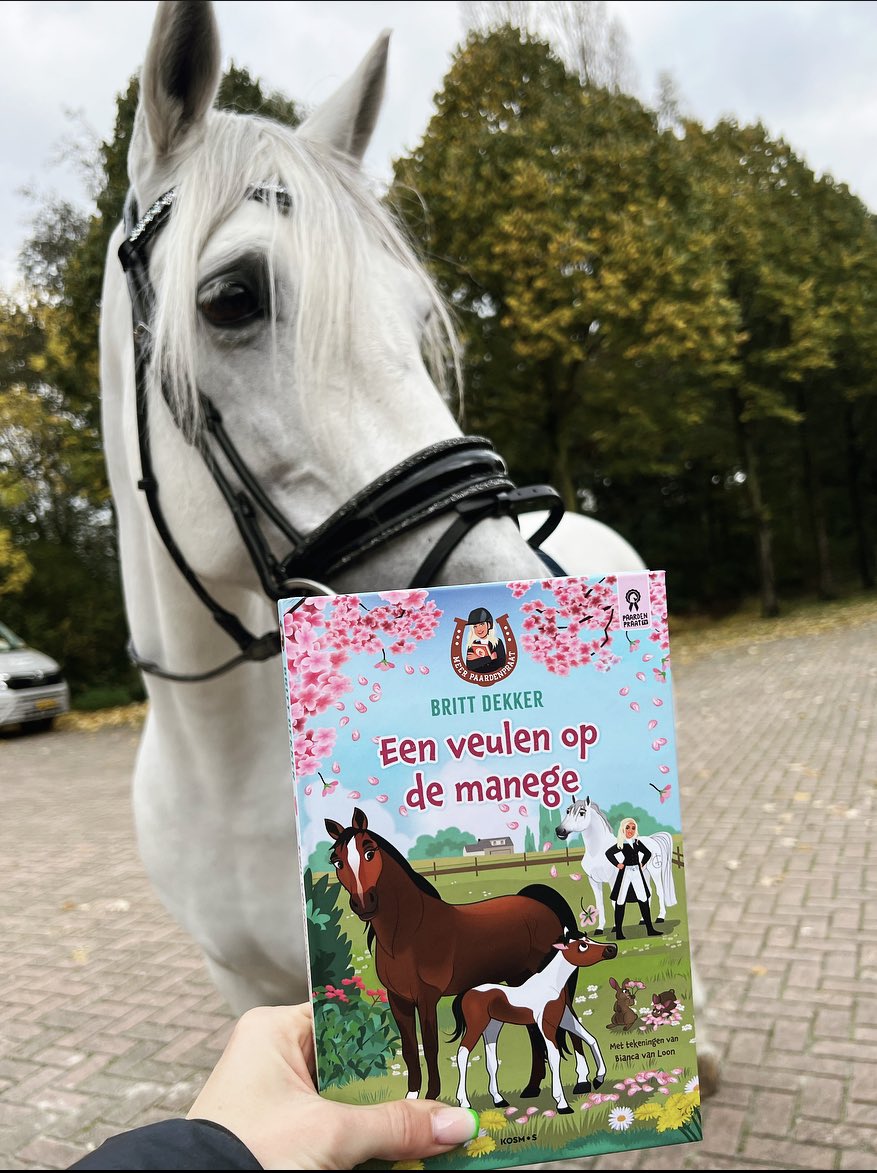 Mijn jeugd bestond uit het lezen van paardenboekjes, savonds met gedouchte haren in bed🐴Dat was zo gezellig✨Daarom extra leuk dit!😍 Pre order hier : boekenwereld.com/britt-dekker-e…