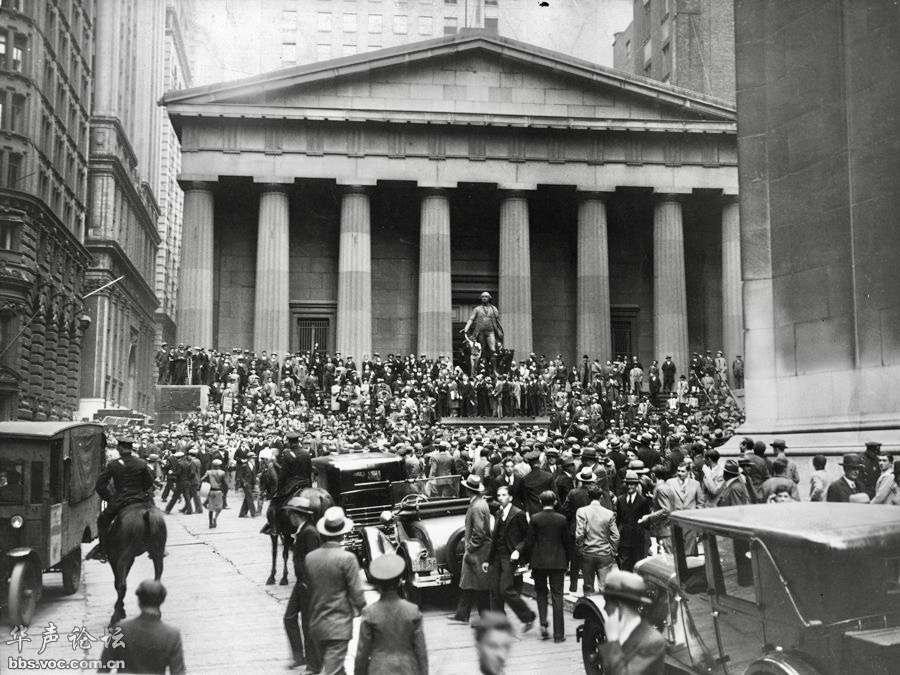 #OTD in 1929
The Sub-Treasury Building (now Federal Hall National Memorial) opposite the #WallStreet #StockExchange in Manhattan, in the aftermath of the #WallStreetCrash. November 1, 1929.
#BlackTuesday #GreatDepression #blackandwhitephotography #streetphotography #NYSE