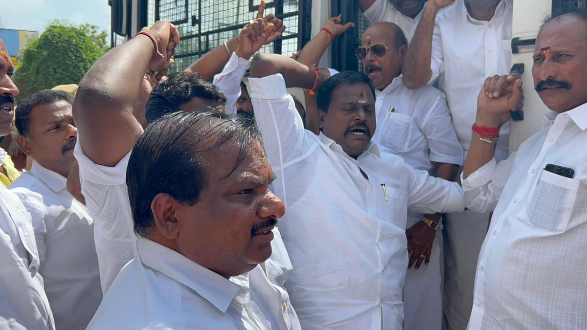 ssankar2634's tweet photo. தலைவர் @annamalai_k அறிவுருத்தலின் படி இன்று முதல் 10000 பாஜக கொடிகம்பம் அமைக்கும் வகையில், தமிழகத்தில் அனைத்து கட்சிகளின் கொடிக்கம்பம் இருக்கும் இடத்தில் பாரதிய ஜனதா கட்சியின் கொடிக்கம்பத்தை ஏற்ற விடாமல் ஜனநாயகத்தை படுகுழியில் தள்ளும் திமுக அரசின் ஏவல்துறை.
#BJPFlagPole https://t.co/XOpFkGN3t5