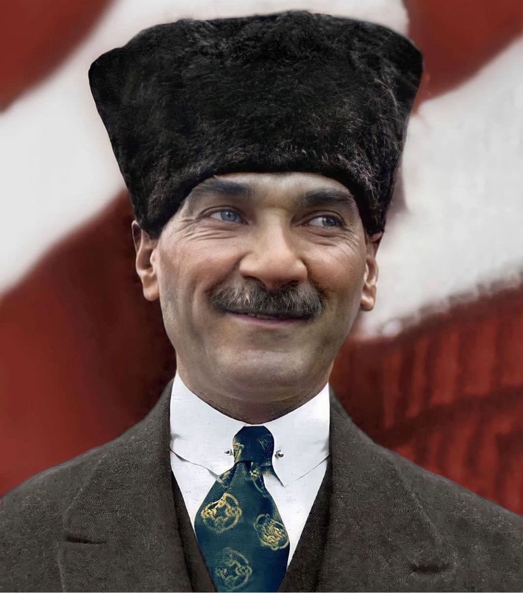 izmirgeyik's tweet photo. Kasım'da aşk bize ölümsüz bir aşkı hatırlatır https://t.co/b2czXRY51c