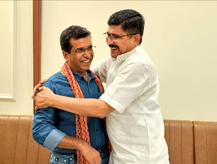 LokendraParasar's tweet photo. आज की पत्रकारिता में भी पढ़ने और उसके बाद लिखने का पथ पालन करने वाले मेरे प्रिय मित्र @brajeshabpnews जी आज खबर की खोज में ग्वालियर आये थे।संक्षिप्त आग्रह पर घर पधारे और सबसे कीमती तोहफा अपनी सम्प्रति #OffTheCamera लेकर भी आये।
पुस्तक ही ज्ञान की दस्तक है।आभार ब्रजेश जी💐 https://t.co/RA7aRi6G0l