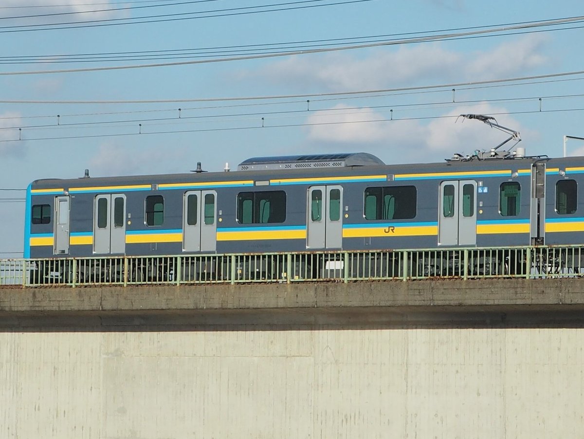 ma9375's tweet photo. 11月1日(水)
府中多摩川武蔵野線橋(稲城側)

鶴見線電車新車回送
E131系1000番台1004F 
⊛都クラT4編成
EF81-137牽引 15:00定刻通過
#E131系1000番台
#1004F 
#都クラ
#T4編成
#新車回送
#配給輸送
#武蔵野線
#鶴見線
#多摩川河川敷
#稲城市
#府中市 https://t.co/1kYRE4a00S