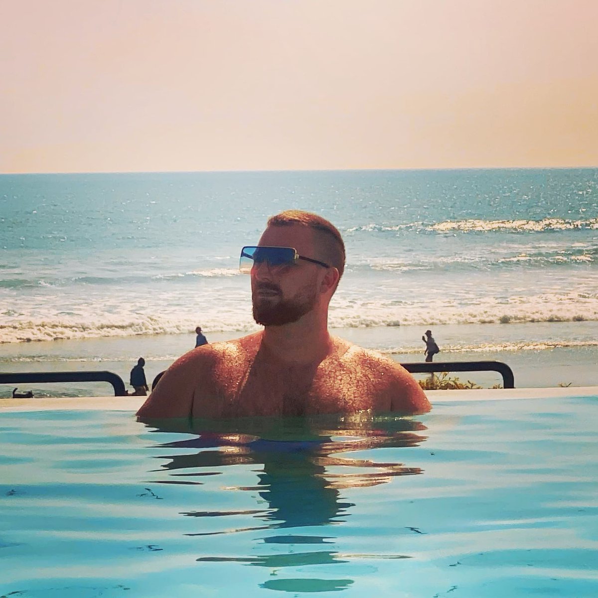 LittleAmbiguous's tweet image. Got back from Bali, turned 36 and am officially now an Australian. It's been a good week ✌️