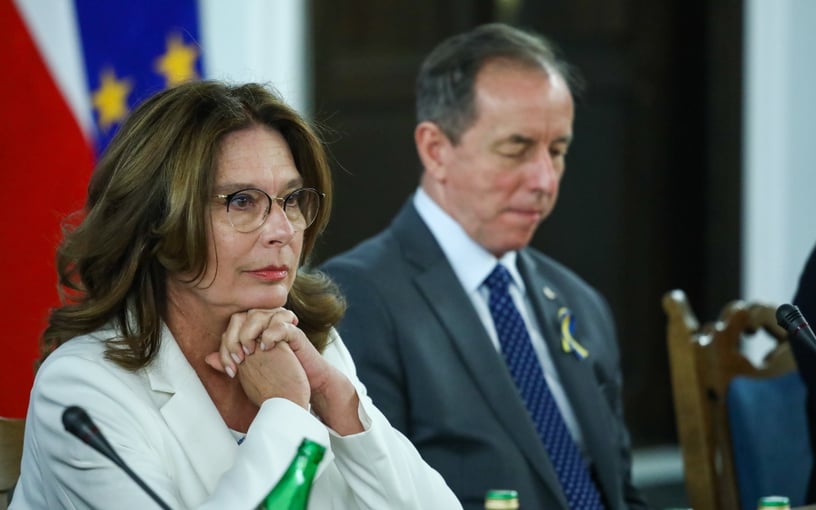 Teresa05655643's tweet photo. Ciągle trwają ,, przymiarki,,do najważniejszych foteli. Wg doniesień medialnych na Marszałka Senatu szykowana jest ,Kidawa-Błonska,która ma już wieloletnie doświadczenie. Lewica mówi,że byłych marszałków mamy wielu,ale wydaje się, że to ona zajmie miejsce Grodzkiego.
Parytety... https://t.co/zGPeLI8uhf