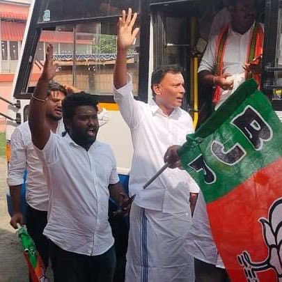 annamalai_k's tweet photo. தமிழகம் முழுவதும், பாஜக கொடிக்கம்பம் அமைத்துக் கொடியேற்ற முயன்ற @BJP4Tamilnadu தலைவர்களும், சகோதர சகோதரிகளும் கைது செய்யப்பட்டுள்ளனர். திமுக அரசின் இந்த அதிகார அத்துமீறலை வன்மையாகக் கண்டிக்கிறேன். 

மற்ற கட்சிகளின் கொடிக் கம்பங்கள் அமைக்கப்பட்டிருக்கும் இடங்க��ில் கூட, பாஜக கொடிக்கம்பம் வைக்க  அனுமதிக்காமல் திமுக தனது பாசி�� முகத்தைக் காட்டிக் கொண்டிருக்கிறது. ஆனால் இதற்கெல்லாம் @BJP4Tamilnadu பின்வாங்கப் போவதில்லை. 

1949 ஆம் ஆண்டு ஆரம்பிக்கப்பட்டு சுமார் 75 ஆண்டுகள் அரசியலில் இருக்கும் திமுக, பாஜக தொண்டர்களின் உழைப்பைக் கண்டு பயந்திருப்பது தெளிவாகத் தெரிகிறது. 

இத்தனை ஆண்டு காலம், போலி தேர்தல் வாக்குறுதிகள் கொடுத்து, மக்களை ஏமாற்றிக் கொள்ளையடித்து, குடும்ப முன்னேற்றத்துக்காக மட்டுமே செயல்பட்டுக் கொண்டிருக்கும் திமுகவுக்கு, மக்கள் மத்தியில் இறுதிக் காலம் நெருங்கிவிட்டது. திமுகவின் பயம் இனி எப்போதும் தொடரும்.