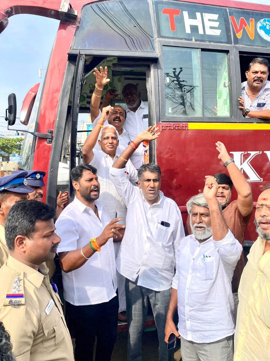 annamalai_k's tweet photo. தமிழகம் முழுவதும், பாஜக கொடிக்கம்பம் அமைத்துக் கொடியேற்ற முயன்ற @BJP4Tamilnadu தலைவர்களும், சகோதர சகோதரிகளும் கைது செய்யப்பட்டுள்ளனர். திமுக அரசின் இந்த அதிகார அத்துமீறலை வன்மையாகக் கண்டிக்கிறேன். 

மற்ற கட்சிகளின் கொடிக் கம்பங்கள் அமைக்கப்பட்டிருக்கும் இடங்க��ில் கூட, பாஜக கொடிக்கம்பம் வைக்க  அனுமதிக்காமல் திமுக தனது பாசி�� முகத்தைக் காட்டிக் கொண்டிருக்கிறது. ஆனால் இதற்கெல்லாம் @BJP4Tamilnadu பின்வாங்கப் போவதில்லை. 

1949 ஆம் ஆண்டு ஆரம்பிக்கப்பட்டு சுமார் 75 ஆண்டுகள் அரசியலில் இருக்கும் திமுக, பாஜக தொண்டர்களின் உழைப்பைக் கண்டு பயந்திருப்பது தெளிவாகத் தெரிகிறது. 

இத்தனை ஆண்டு காலம், போலி தேர்தல் வாக்குறுதிகள் கொடுத்து, மக்களை ஏமாற்றிக் கொள்ளையடித்து, குடும்ப முன்னேற்றத்துக்காக மட்டுமே செயல்பட்டுக் கொண்டிருக்கும் திமுகவுக்கு, மக்கள் மத்தியில் இறுதிக் காலம் நெருங்கிவிட்டது. திமுகவின் பயம் இனி எப்போதும் தொடரும்.