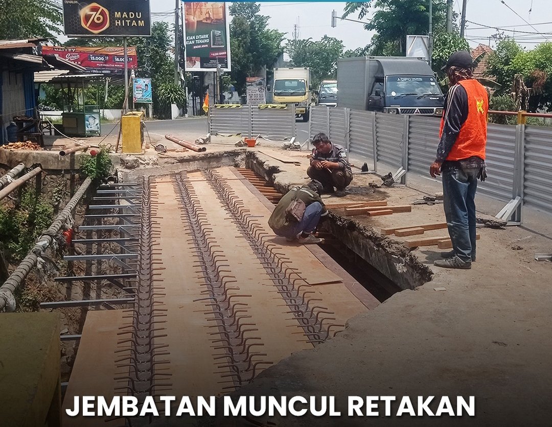 info__jombang's tweet photo. Pengguna jalan yang melintas di jembatan jalan provinsi Desa/Kecamatan Diwek, Jombang kini harus hati-hati.

Jembatan di jalur provinsi itu, tengah dibongkar separo lajurnya karena kondisinya rusak.

Pengguna jalan yang melintas di atas jembatan di jalur provinsi ini https://t.co/LWzJw3I2TK