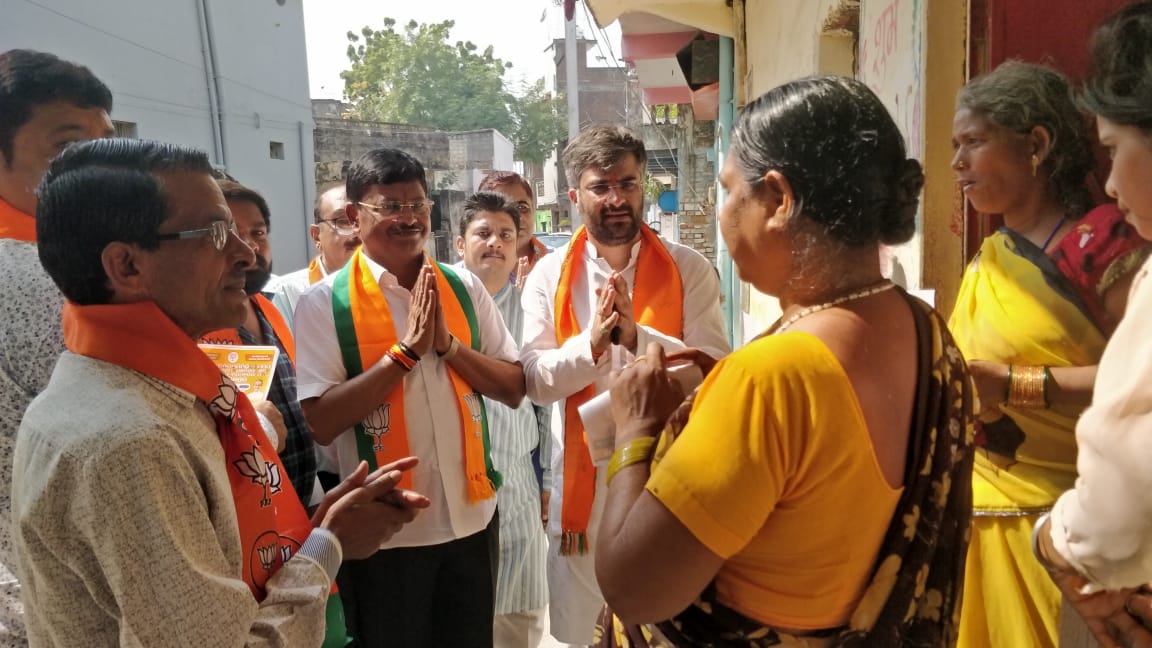 आज सतना शहर के वार्ड क्रमांक 19 एवं 20 का डोर टू डोर भ्रमण कर भाजपा प्रत्याशी श्री <a href="/GaneshSingh_in/">Ganesh Singh</a> जी के समर्थन में वोट देने की अपील की।

हमारा सतना विकास के मार्ग पर तेज गति से आगे बढ़ रहा है सतना विधानसभा से भाजपा की जीत विकास के कार्यो को ऐतिहासिक गति देगी।
जय भाजपा, तय भाजपा।