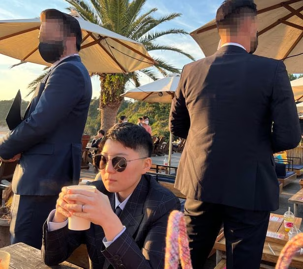 koryodynasty's tweet photo. It's not just RM, but Korean companies and even local authorities that are now ridiculing the bizarreness of the entire scam, from Jeon's cringe English/Korean mix to look sophisticated/rich to being surrounded by bodyguards. https://t.co/obruIxSrcR
