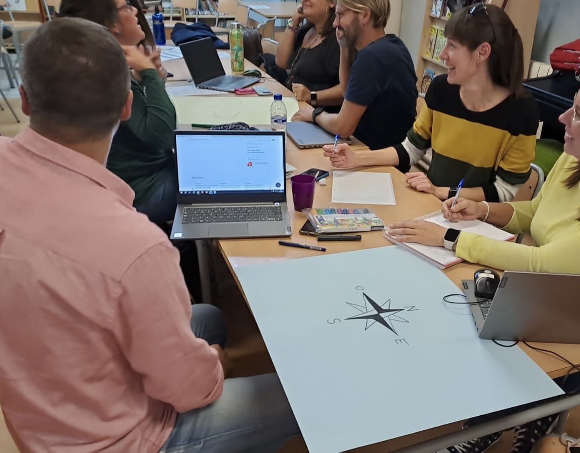 Gaspar_Alcocer's tweet photo. Quan el Curs de Formació Inicial per a l'exercici de la funció directiva i el lideratge pedagògic va tocant al final cal ordenar idees:

Il·lusionat, entusiasmat, animat, comprensiu…

Escolta, empatia, gratitud, cooperació, connexió…

Gràcies 

@BlanchCarlos https://t.co/h2oxHWGGjJ