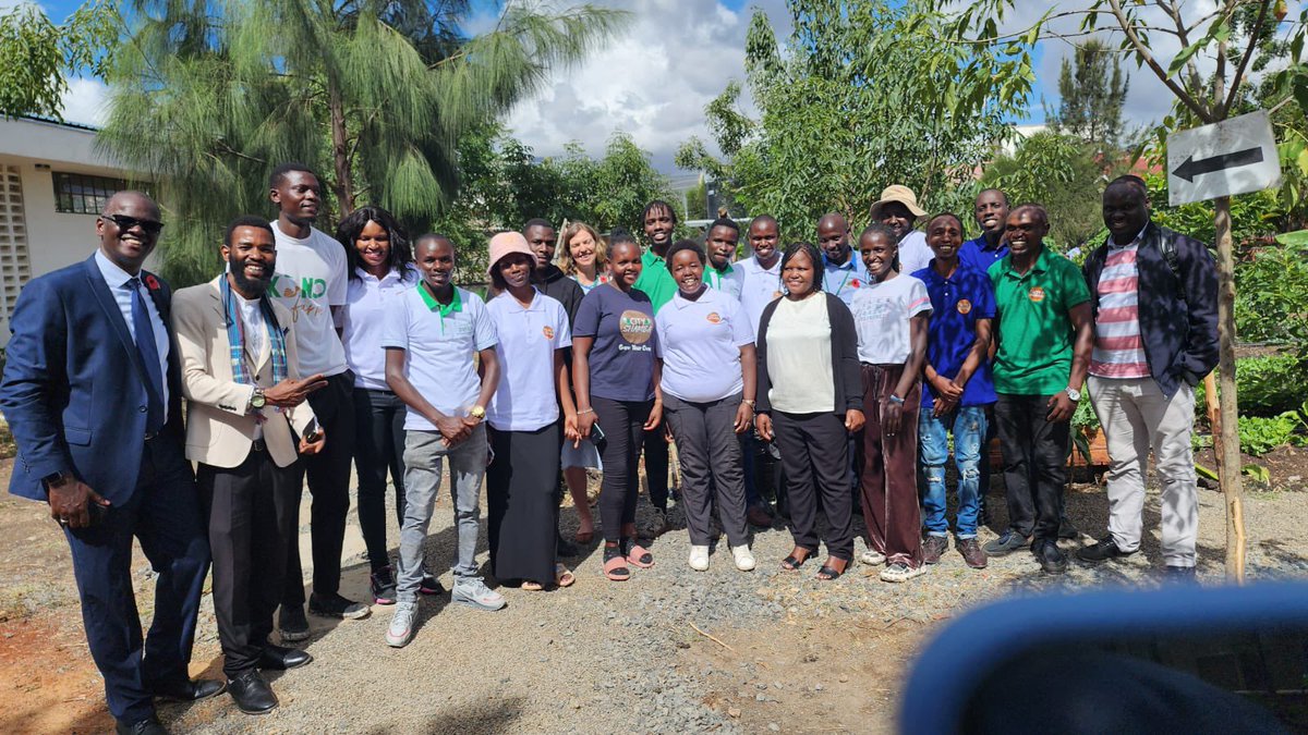 jordankyongo's tweet photo. Really enjoyed working &amp; hanging out with this crew from @city_shamba &amp; @aphrc ! They are doing a fabulous job on #urbanfarming. They train schools, institutions &amp; individuals and can help you set up your own. All about #FoodSecurity #FoodSafety youth employment &amp; innovation. https://t.co/LGlwEZoVXQ