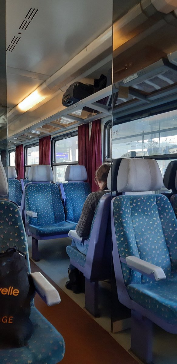 f__chen's tweet photo. Cute train with retro vibes uwu https://t.co/ugW4MqnNsi