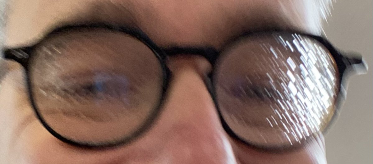 Nieuwe baan. Eerste werkdag. Dat ‘op de fiets naar het werk’-verhaal blijkt meteen ook een heel andere kant te hebben… 🫣😂🌧️