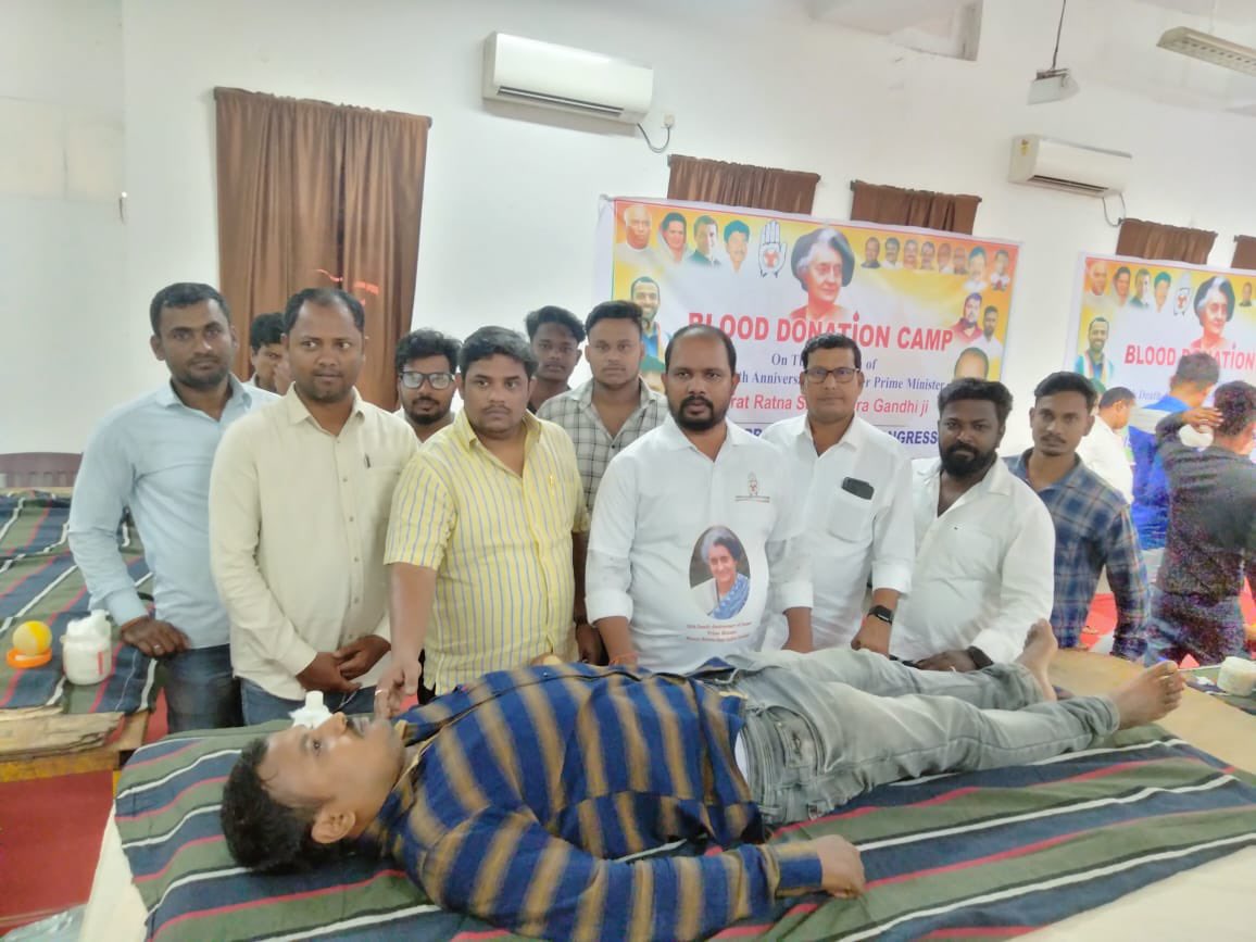 CuttackDCC's tweet photo. On the Eve of 39th Death Anniversary of Late Prime Minister, Bharat Ratna Smt. Indira Gandhi ji a Blood Donation Camp was held at Bhubaneswar Pradesh Congress Bhawan by Youth Congress.
#IndiraGandhi #PrimeMinister #India #BharatRatna #IronLady #BloodDonation #Camp #Congress https://t.co/d0OBTVcUkC