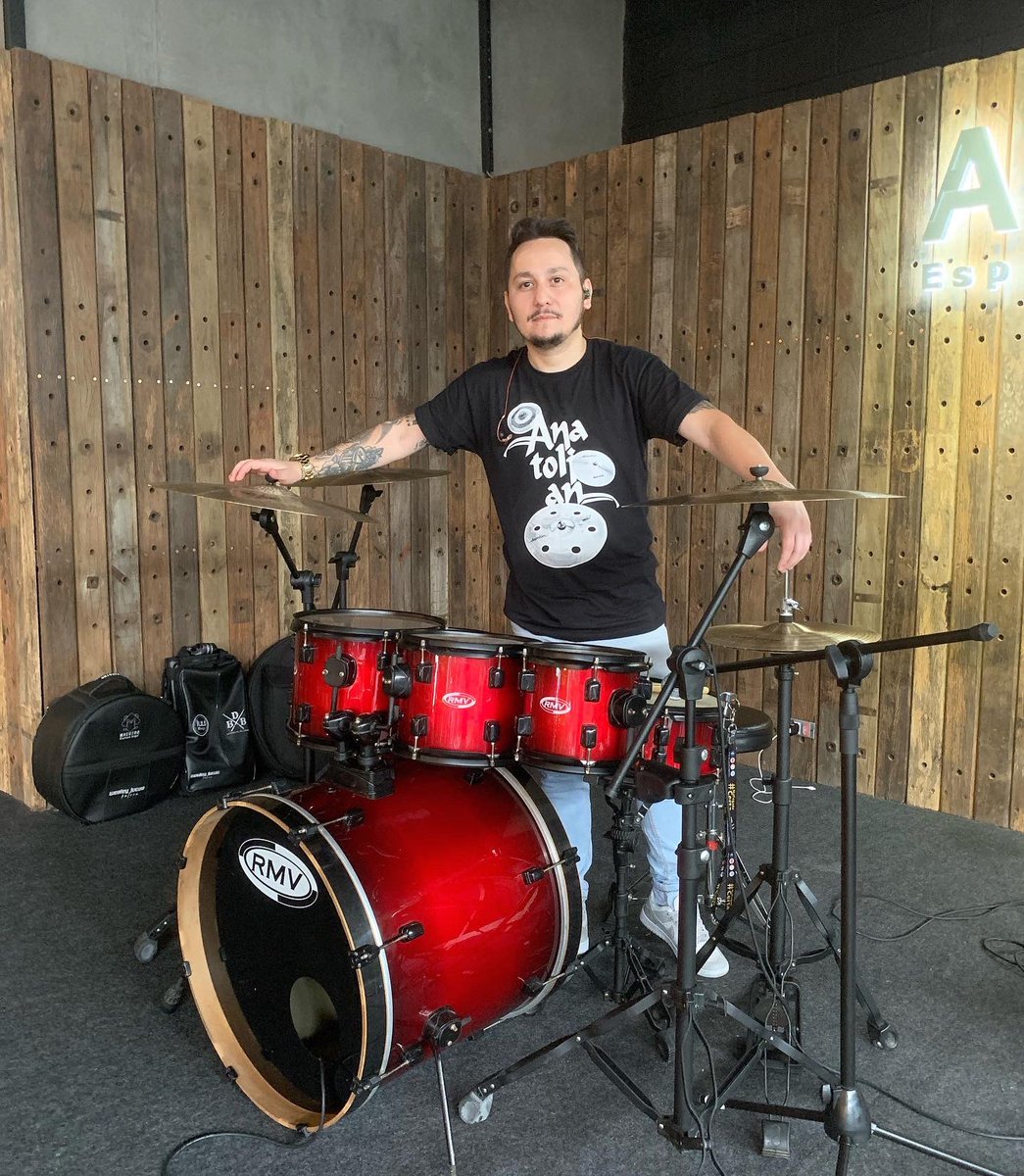 fcowesleynatica's tweet photo. Nosso batera @wesleylucasdrum todo feliz usando seu instrumento novo! Merece muito, sucesso Wes 🙏🏻🥁 https://t.co/IK8JO9jgsF