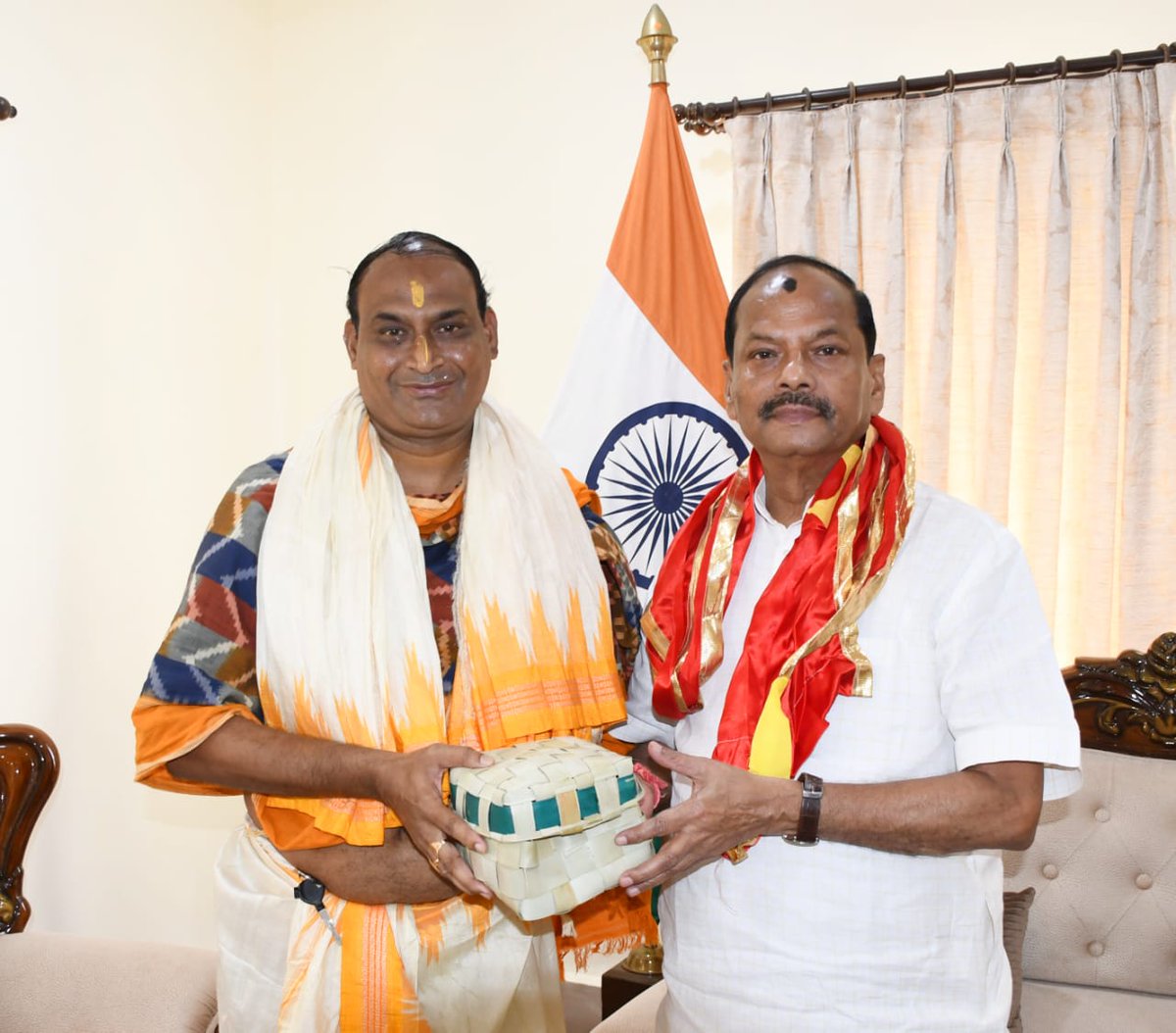 dasraghubar's tweet photo. राज्यपाल पद की शपथ लेने के बाद आज जगन्नाथ स्वामी के दर्शन पूजन का सौभाग्य मिला।

महाप्रभु से समस्त विश्व के कल्याण की कामना की।

।।जय जय जगन्नाथ।। https://t.co/ZV33Rx37ba