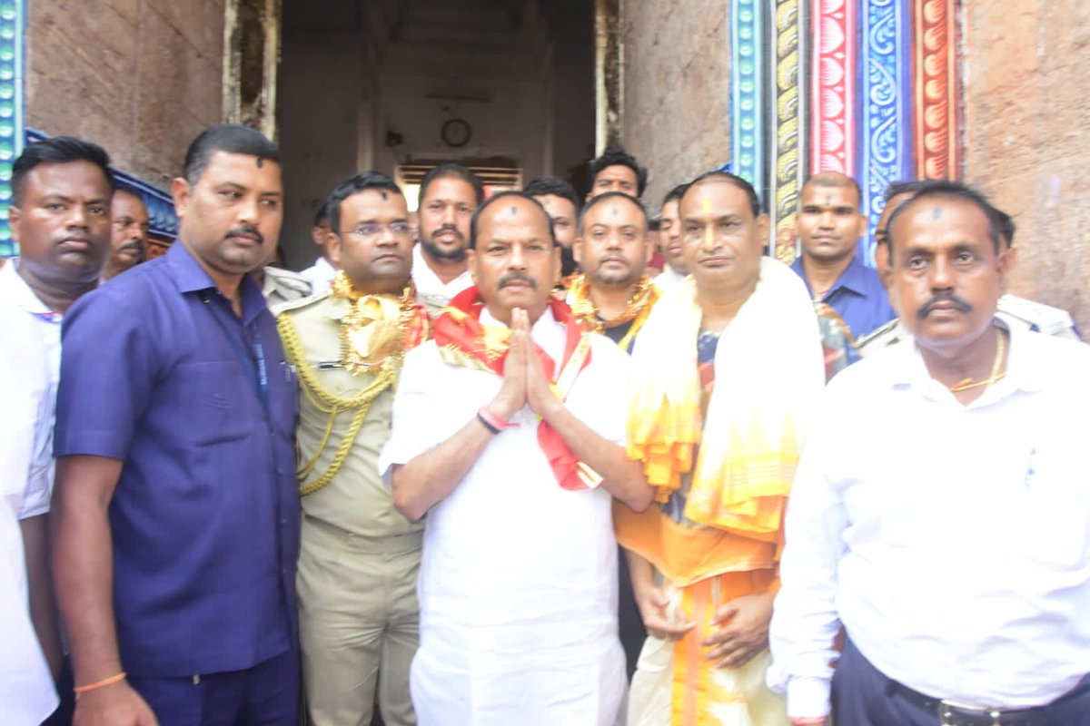dasraghubar's tweet photo. राज्यपाल पद की शपथ लेने के बाद आज जगन्नाथ स्वामी के दर्शन पूजन का सौभाग्य मिला।

महाप्रभु से समस्त विश्व के कल्याण की कामना की।

।।जय जय जगन्नाथ।। https://t.co/ZV33Rx37ba