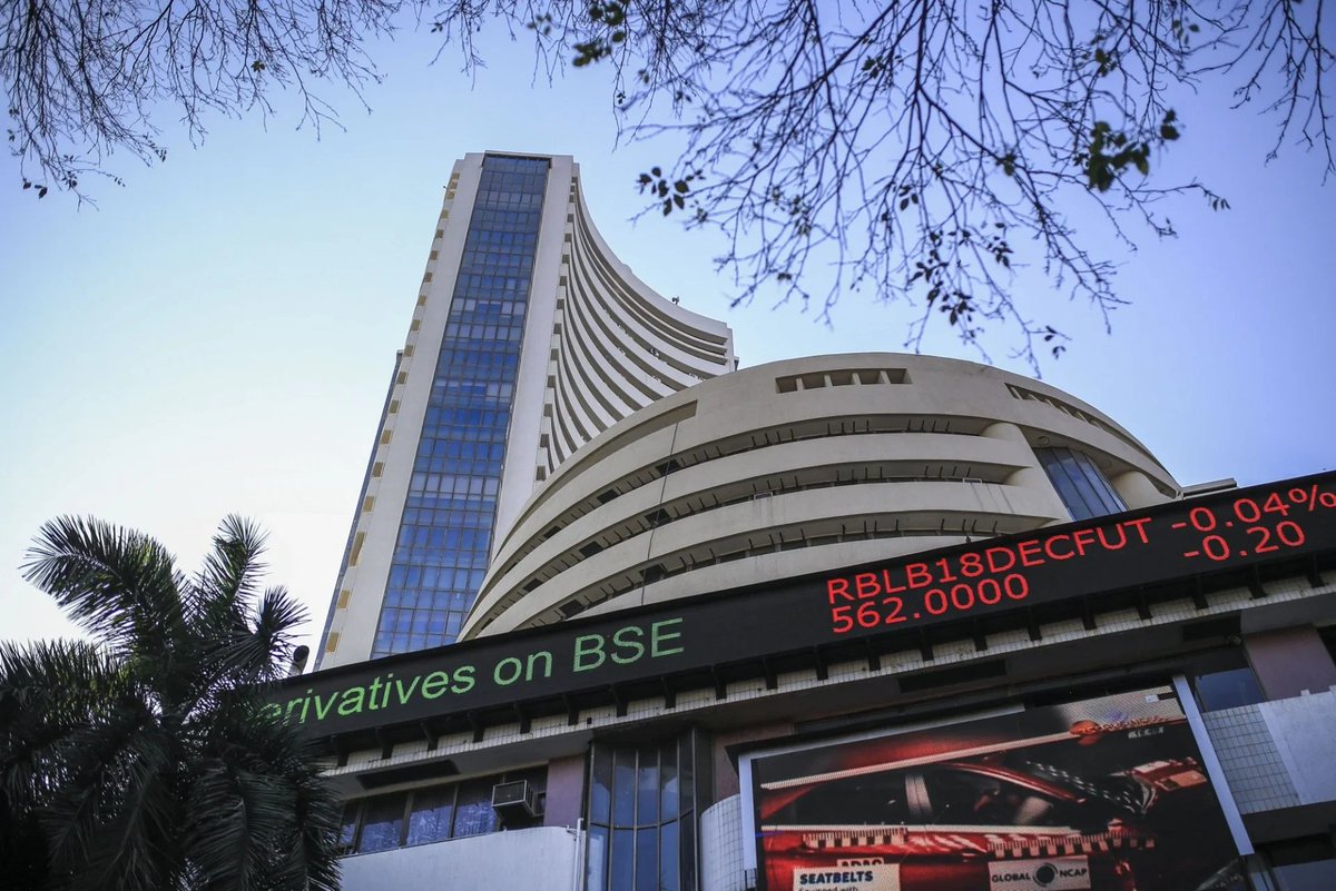 TheNewsRadar1's tweet photo. 💥The Bombay Stock Exchange (BSE) has raised transaction charges in the Equity Derivatives segment starting today, which will be applicable to S&amp;P BSE SENSEX Options. This will impact investors, making buying shares more expensive. 💥

#BSE #StockMarket #TransactionCharges #tnr https://t.co/ZXCSHJs2Kn
