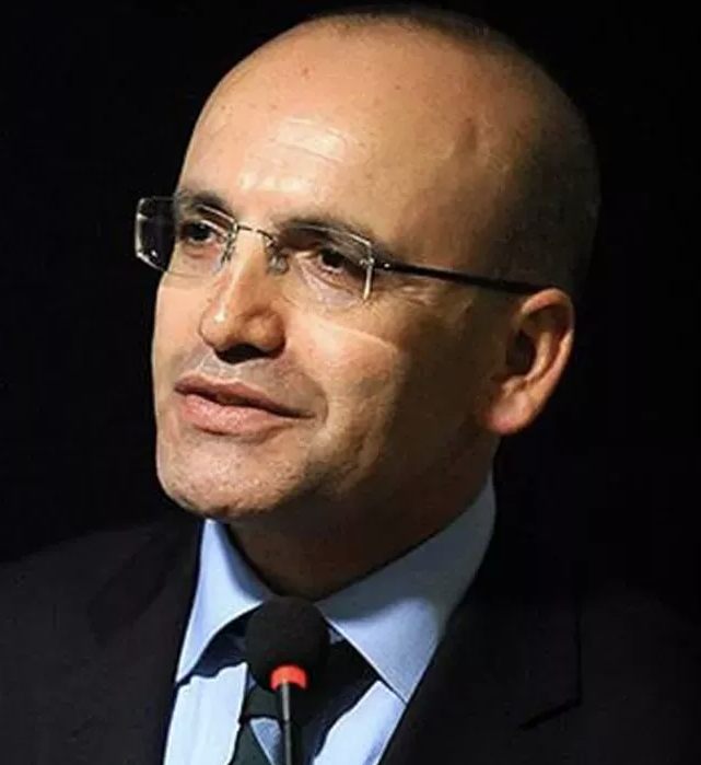 yirmiucderece's tweet photo. Fatih Altaylı:

"Maliye Bakanı Mehmet Şimşek, EÜAŞ’a bağlı hidroelektrik santrallerinin, elde kalan son birkaç limanın,  birçok otoyolun, hangisi kaldı ise köprülerin ve kamuya ait arsa ve arazilerin özelleştirileceğini açıkladı.

Bu, tam bir mirasyedi tavrıdır.

100 yıllık Cumhuriyet’in 80 yılda edindiği varlığın, bir mirasyedi varis tarafından yok edilmesidir.

Siz ülkeyi bir kumarbaz gibi, riskli politikalar ile yönetir, üstüne bir de lüks ve şatafata düşerseniz olacak olan budur.

Çünkü mirasyedilerde mantık "gittiği yere kadar"dır. Gidecek yer kalmayıncaya kadar.

Ondan sonrası tufandır."