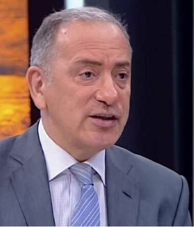 yirmiucderece's tweet photo. Fatih Altaylı:

"Maliye Bakanı Mehmet Şimşek, EÜAŞ’a bağlı hidroelektrik santrallerinin, elde kalan son birkaç limanın,  birçok otoyolun, hangisi kaldı ise köprülerin ve kamuya ait arsa ve arazilerin özelleştirileceğini açıkladı.

Bu, tam bir mirasyedi tavrıdır.

100 yıllık Cumhuriyet’in 80 yılda edindiği varlığın, bir mirasyedi varis tarafından yok edilmesidir.

Siz ülkeyi bir kumarbaz gibi, riskli politikalar ile yönetir, üstüne bir de lüks ve şatafata düşerseniz olacak olan budur.

Çünkü mirasyedilerde mantık "gittiği yere kadar"dır. Gidecek yer kalmayıncaya kadar.

Ondan sonrası tufandır."