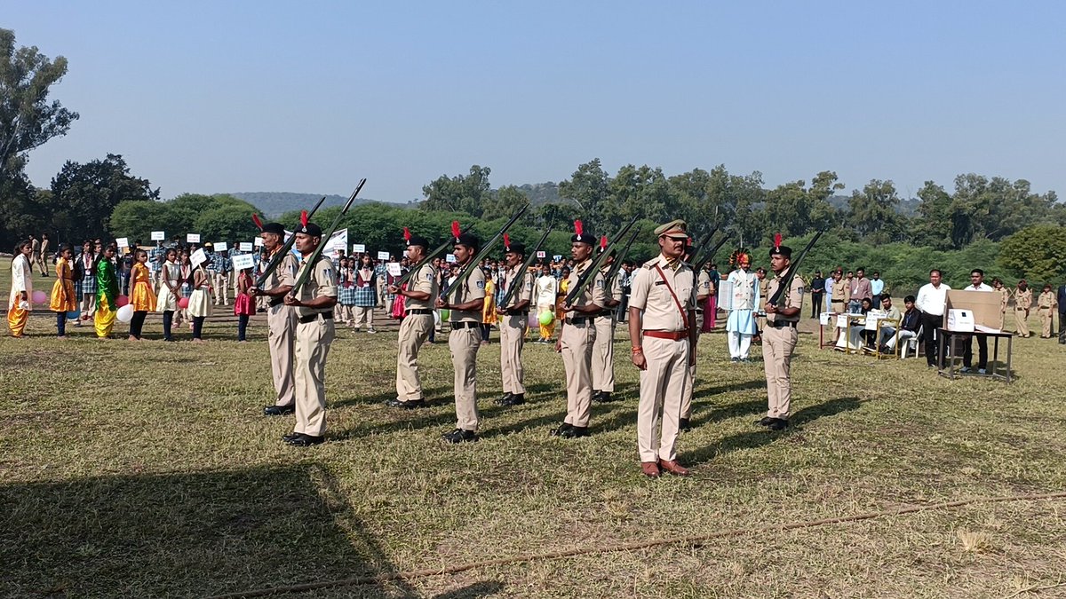 CollectorRaisen's tweet photo. ✴️रायसेन पुलिस लाईन में आयोजित किया गया मध्यप्रदेश स्थापना दिवस समारोह।
✴️मुख्य अतिथि कलेक्टर श्री अरविंद दुबे द्वारा फहराया गया राष्ट्रीय ध्वज।
✴️राष्ट्रगान का किया गया गायन, स्कूली छात्र छात्राओं द्वारा मतदाता जागरूकता पर आधारित कार्यक्रमों की दी गई प्रस्तुति।
@JansamparkMP https://t.co/DPOlpuSWA6