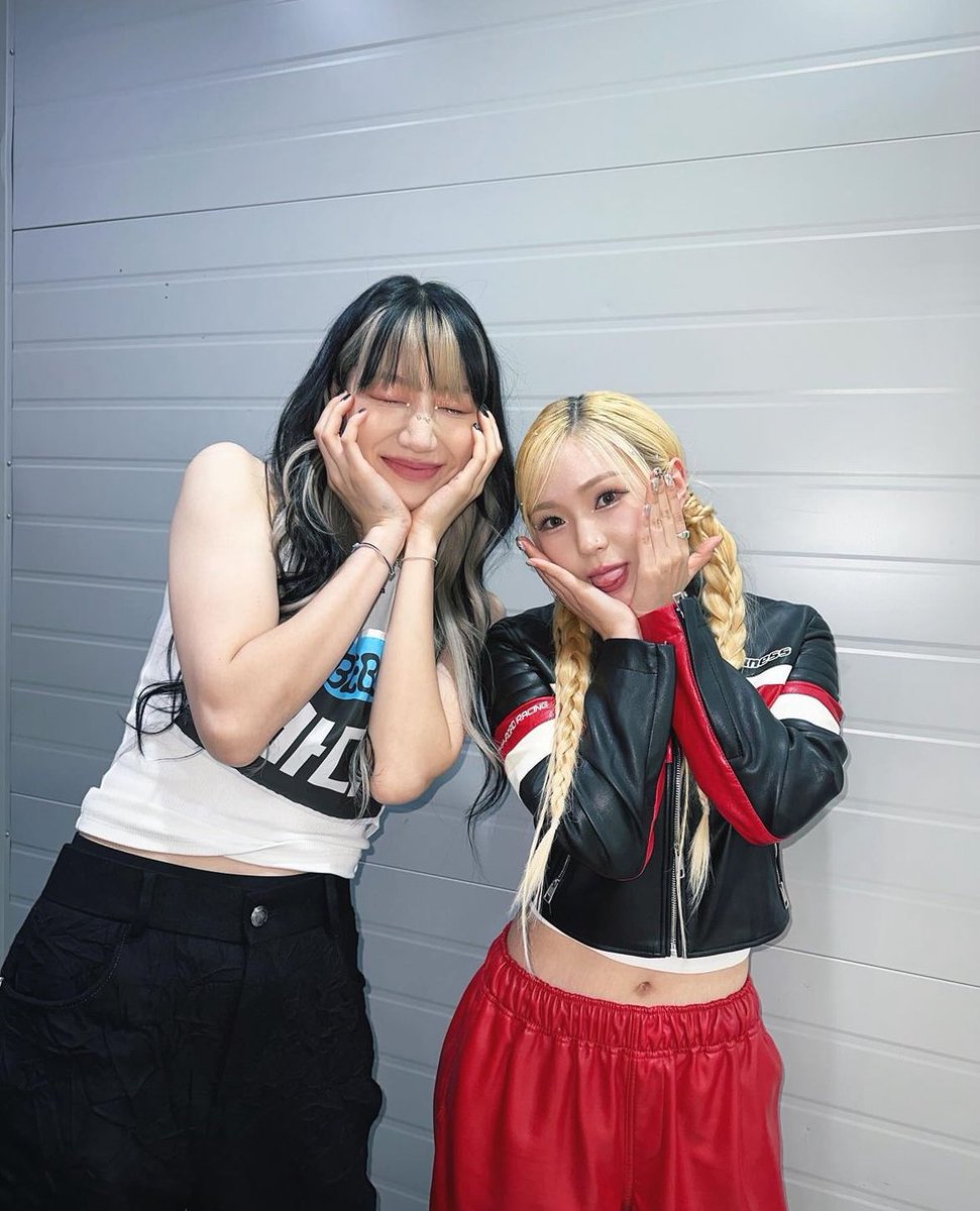 syubkoos's tweet photo. locker zee took a picture with bada 🩵💚 they're both so pretty!!! https://t.co/Eqh6Un3rhn
