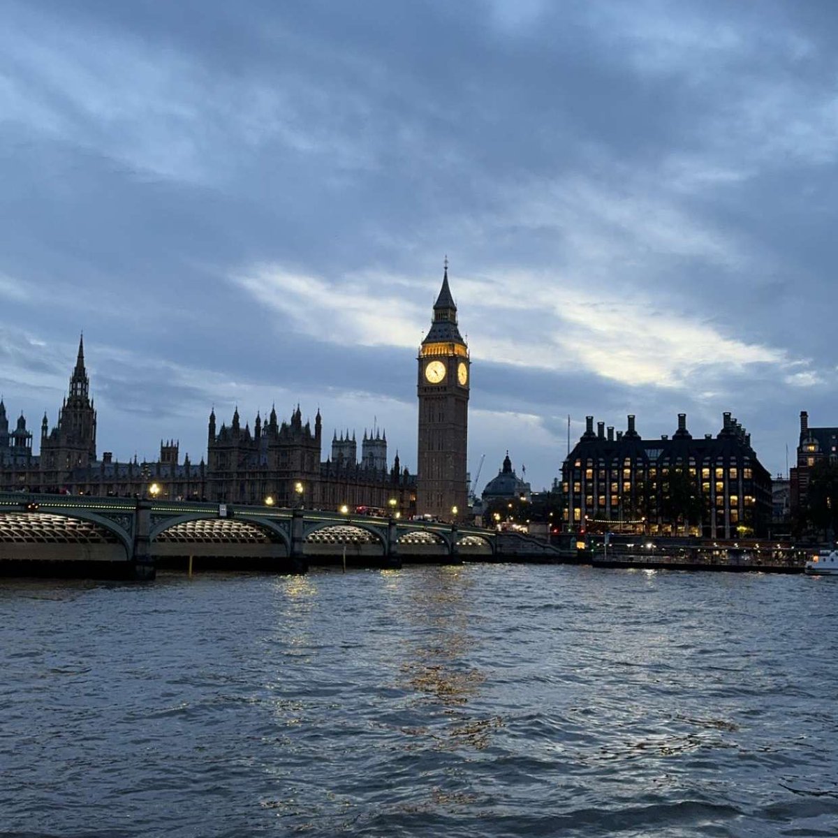 bapk_'s tweet photo. LONDON https://t.co/h9DlovXWEy