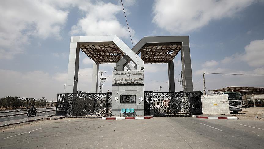 🟠 JUST IN: First foreigners and dual nationals cross through Rafah terminal to Egypt 🇪🇬. 

Dozens have left Gaza for the first time since the war began, says an AFP journalist on site. 🌍🛂 

#RafahCrossing #GazaExit #HumanitarianCorridor