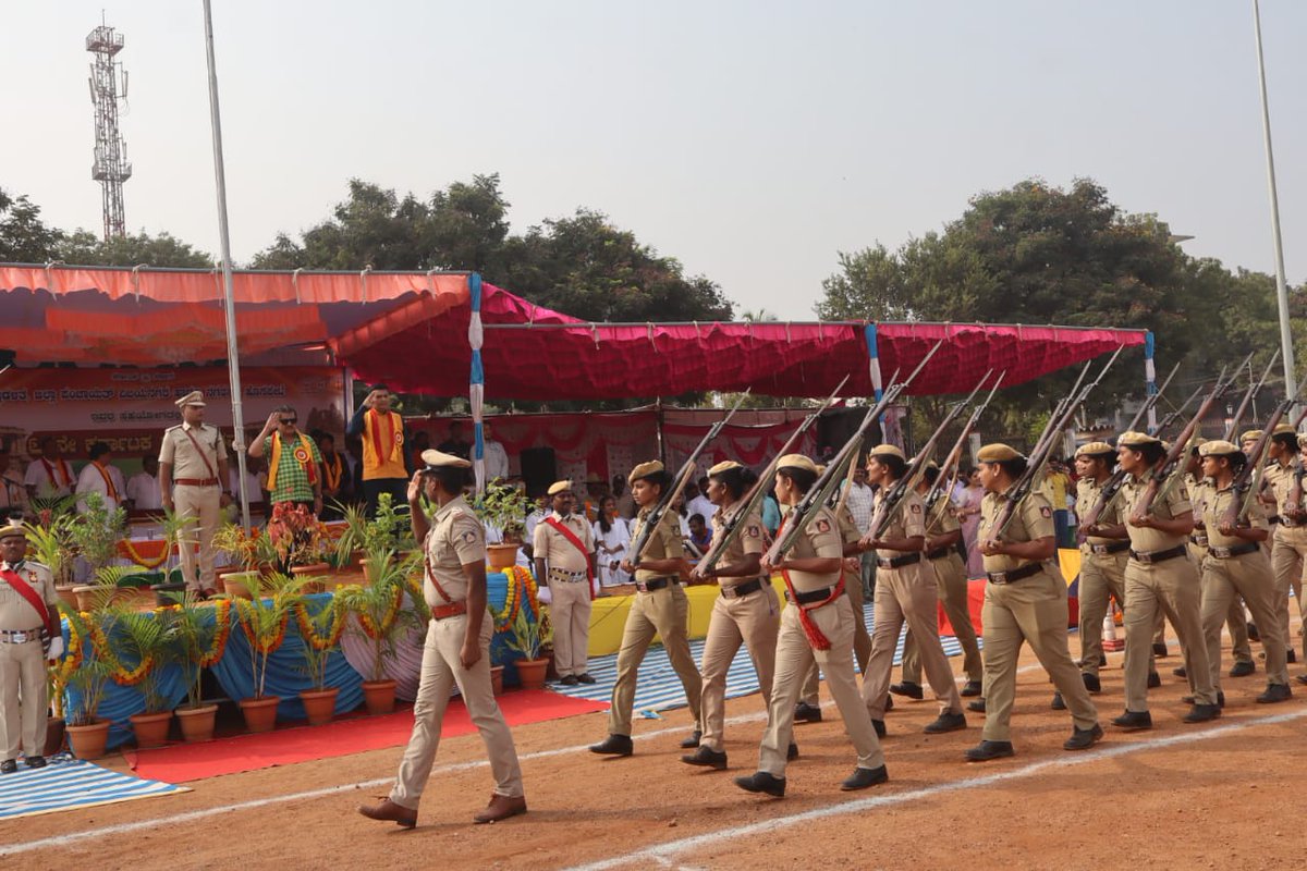 ವಿಜಯನಗರ ಜಿಲ್ಲಾ ಕ್ರೀಡಾಂಗಣದಲ್ಲಿ 68ನೇ ಕನ್ನಡ ರಾಜ್ಯೋತ್ಸವ ಧ್ವಜಾರೋಹಣ ನೆರವೇರಿಸಿ, ರಾಜ್ಯ ಹಾಗೂ ಜಿಲ್ಲೆಯ ಜನತೆಗೆ ರಾಜ್ಯೋತ್ಸವದ ಶುಭ ಹಾರೈಸಿದೆ. ಶಾಸಕರಾದ ಗವಿಯಪ್ಪ, ಜಿಲ್ಲಾಧಿಕಾರಿ ದಿವಾಕರ್, ಎಸ್ ಪಿ ಹರಿಬಾಬು ಉಪಸ್ಥಿತರಿದ್ದರು.