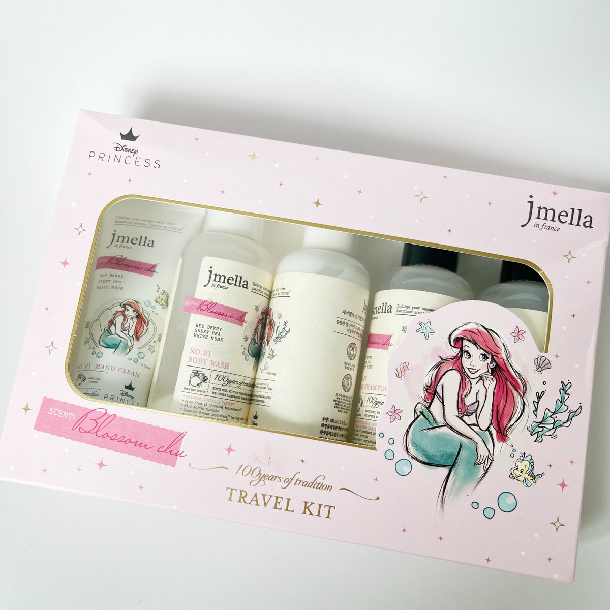 HoneyzBenya's tweet photo. ชาวเงือกอย่างเรามีหรือจะพลาด 🧜🏻‍♀️✨ Jmella เค้าทำ Travel kit เป็นตัวการ์ตูน Disney ความหอมเค้าเลื่องลืออยู่ละ แต่ความแพคเกจจิ้งคอลนี้คือแบบ แกกกกก มันคิ้วท์เกิน🥹 แล้วได้ครบมาก ตั้ง5อย่าง Ariel จะเป็นกลิ่น Blossom Chu เรียกได้ว่าตัวหอมผิวใสตั้งแต่หัวจรดเท้า พกเดินทางสะดวกสุดๆ 🫶🏻💗 https://t.co/N8EfM65FNB